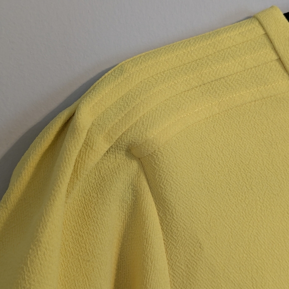 NWT Trina Turk Yellow Flutter Sleeve Sheath Dress Keyhole Neckline - Picture 4 of 7